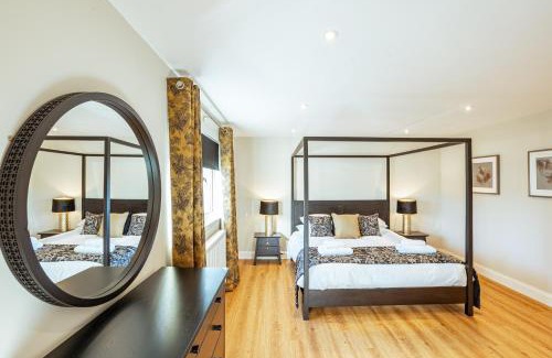 Newton Stewart Apartment | Sparrowhawk Cottage with Hot Tub