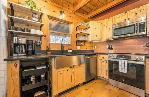 Oakland Cabin | Speakeasy, Bunk Room, Hot Tub, Private 2 acres