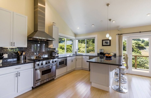 Jenner House | Special 3 nts for 1,000 or 7 nts and 7th nt free. For party’s of 2.