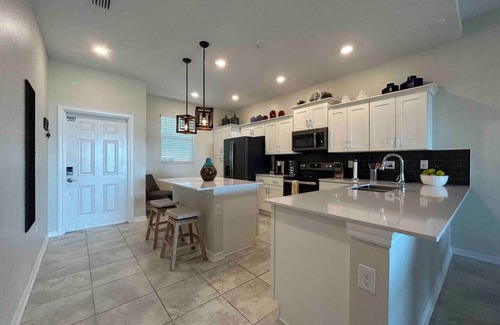 Kissimmee Apartment | Special Offer! Frozen Themed Condo on the top floor lake view close to Disney