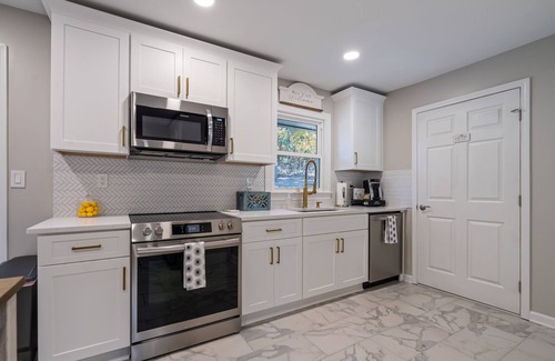 Cartersville House | Special Offers! 3-King Bedrooms + Fenced Yard