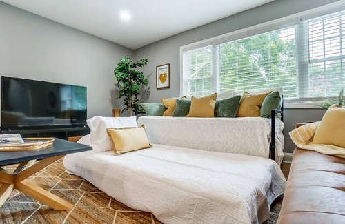 Roselawn Finance House | Special Rates- Oakley Charmer-Sleeps 8-Coffee Bar-Patio- Sleep # Bed- 2 Ensuites