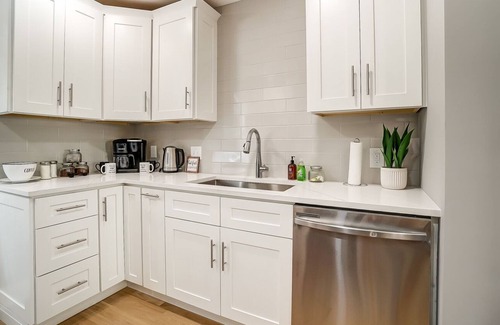 Roselawn Finance House | Special Rates- Oakley Charmer-Sleeps 8-Coffee Bar-Patio- Sleep # Bed- 2 Ensuites