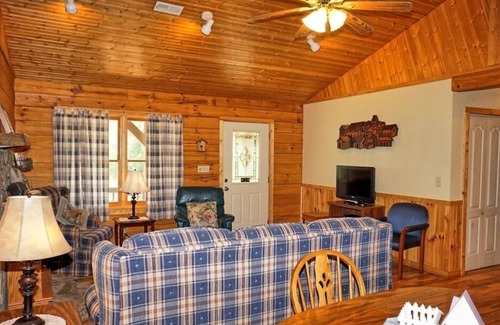 Cherokee Cabin | SPECIAL *Sept. 13th- Oct. 4th 20% off* This cabin is perfect for you!