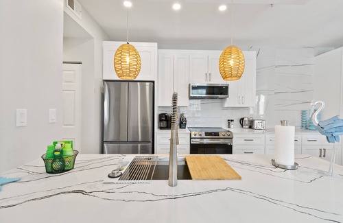 Clearwater Condo | SPECIAL SUMMER PRICES! King-size bed. Free parking. Renovated!