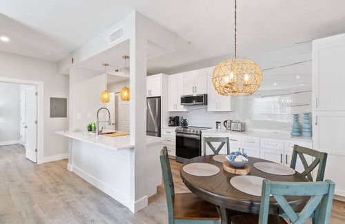 Clearwater Condo | SPECIAL SUMMER PRICES! King-size bed. Free parking. Renovated!