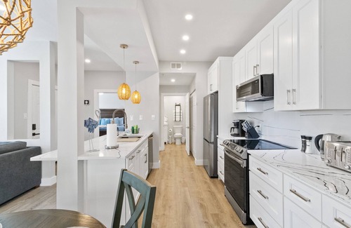 Clearwater Condo | SPECIAL SUMMER PRICES! King-size bed. Free parking. Renovated!