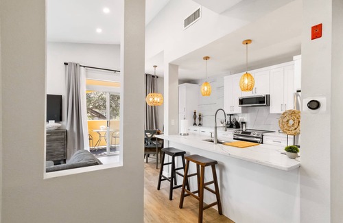 Clearwater Condo | SPECIAL SUMMER PRICES! King-size bed. Free parking. renovated!