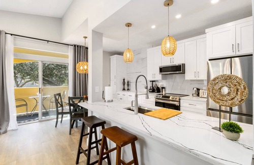 Clearwater Condo | SPECIAL SUMMER PRICES! King-size bed. Free parking. renovated!