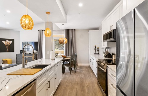 Clearwater Condo | SPECIAL SUMMER PRICES! King-size bed. Free parking. renovated!