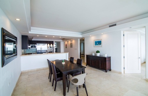 Simpson Bay Condo | *SPECIALS* SIMPSON BAY LUXURY BEACHFRONT CONDO