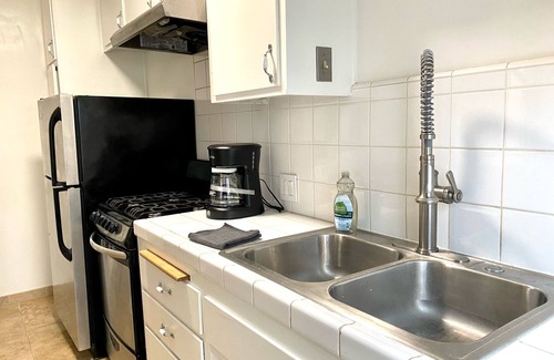El Porto House | Specious 1-Bedroom with Garage 1 Minute Walk to the Sand