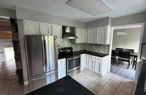 Kamloops House | Specious Kamloops House for relaxation with great view in prestigious Sahali.
