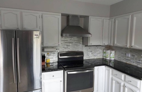 Kamloops House | Specious Kamloops House for relaxation with great view in prestigious Sahali.