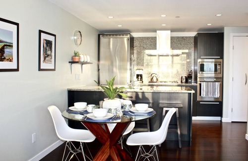 Downtown Victoria Condo | Spectacular 10th-Floor Views, One Block to the Inner Harbour