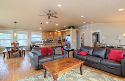 Roads End House | Spectacular 180 View in Roads End with Hot Tub