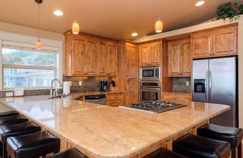 Roads End House | Spectacular 180 View in Roads End with Hot Tub
