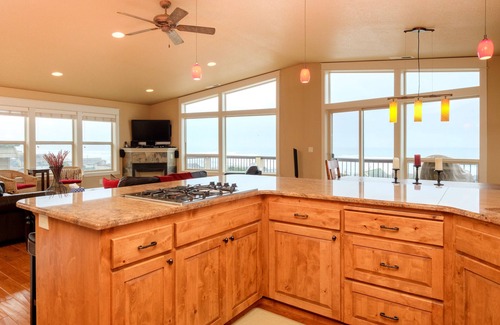 Roads End House | Spectacular 180 View in Roads End with Hot Tub