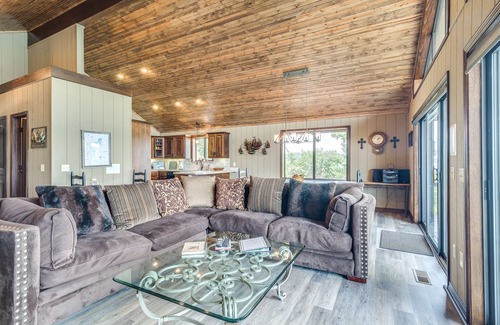 Lost Bridge Village House | Spectacular 180° Beaver Lakefront Views! Steps to Shoreline+Pool Table+Fire Pit