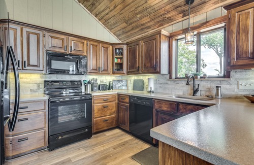 Lost Bridge Village House | Spectacular 180° Beaver Lakefront Views! Steps to Shoreline+Pool Table+Fire Pit