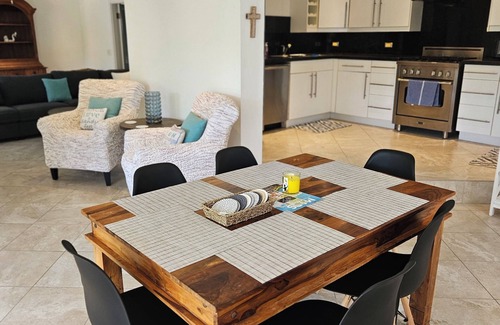 Valley Church House | Spectacular 4 bdr house with Pool & Garden