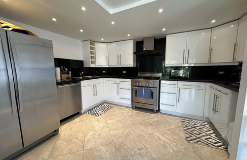 Valley Church House | Spectacular 4 bdr house with Pool & Garden