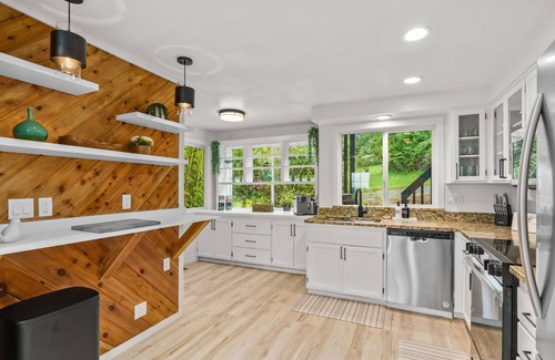 South Hills House | Spectacular 5BR 4.5Bth Hillside Retreat, Sleeps 15