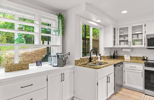 South Hills House | Spectacular 5BR 4.5Bth Hillside Retreat, Sleeps 15