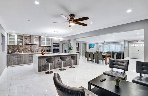 South Lake Villa | Spectacular 5BR/5BA Villa in Hollywood Lakes