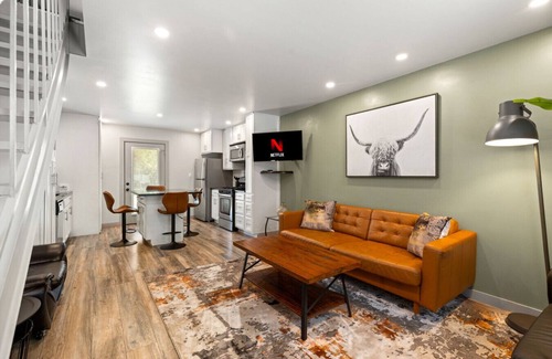 St. Edwards House | Spectacular Austin SoCo Townhome