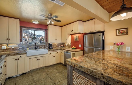 Yucca Valley House | Spectacular boulder setting with stunning vistas