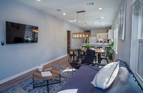 Eastside Promise Neighborhood House | Spectacular Brand New 4BR and GH Near DT/Riverwalk