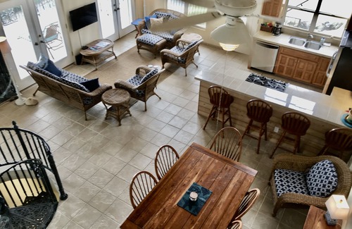 Rendezvous & Ditleff Villa | Spectacular Breezes, Gorgeous Ocean Views, and Hot Tub!