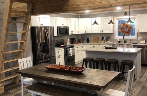 Mountain View Cabin | SPECTACULAR CABIN on the White River! EV charger on site.