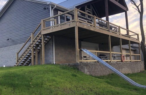Mountain View Cabin | SPECTACULAR CABIN on the White River! EV charger on site.