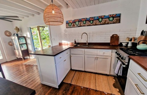 Wesley Will House | Spectacular clifftop house with hot tub next to sandy beach, stunning sea views