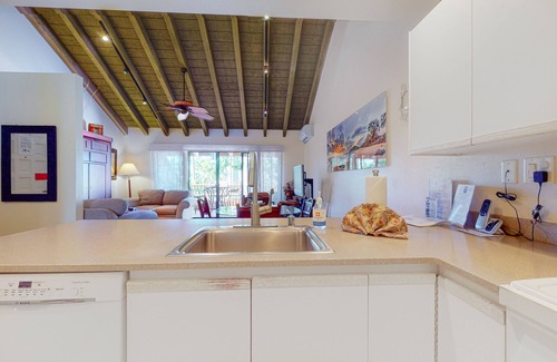 Kihei Condo | Spectacular condo with washer/dryer, pools & hot tub - close to the beaches