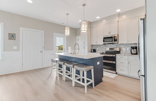 Long Beach House | Spectacular Dog Friendly 2nd Row New Home with Amazing Ocean Views, Large Pool and Elevator