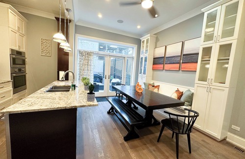 Near North Side House | Spectacular Gold Coast Villa Near Beach w/Parking