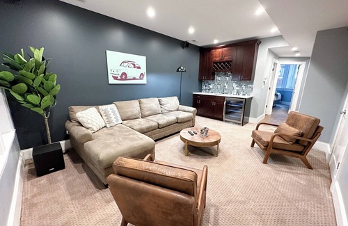 Near North Side House | Spectacular Gold Coast Villa Near Beach w/Parking