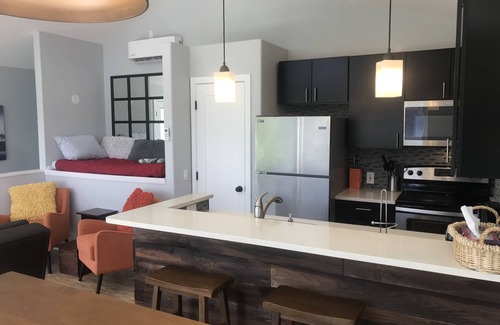 Mosier House | Spectacular Gorge views! Bright and Comfortable Pet-friendly Retreat