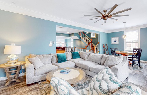 Sunset Island House | Spectacular House Near Bay w/Shared Pool, Water Views, Private W/D, AC, WiFi