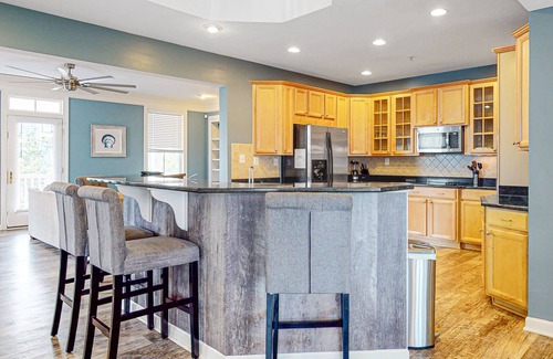 Sunset Island House | Spectacular House Near Bay w/Shared Pool, Water Views, Private W/D, AC, WiFi