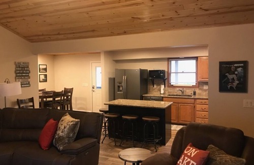 Se Ree House | Spectacular Lake view! Cozy lake front home w/Kayaks, Great Wifi, Pet Friendly!