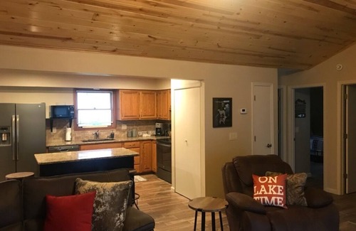 Se Ree House | Spectacular Lake view! Cozy lake front home w/Kayaks, Great Wifi, Pet Friendly!