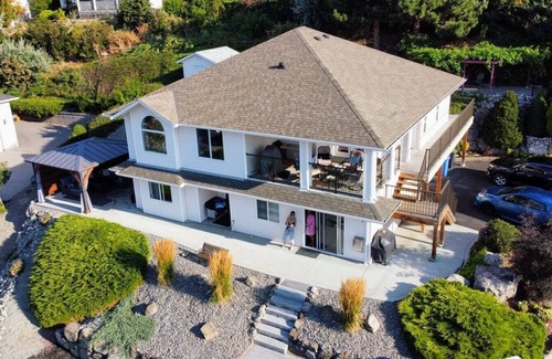 Central Okanagan House | Spectacular Lake Views - Pet Friendly!