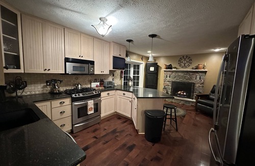 Lake Harmony House | Spectacular Lakefront Home- sleeps 20 ~ Hot Tub - Walk To Restaurants!