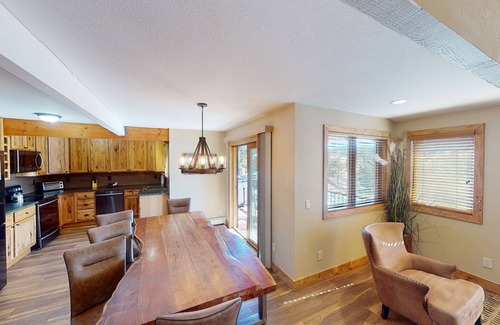 Estes Park House | Spectacular mountain view. 5-minute walk to Estes Park shopping & dining.