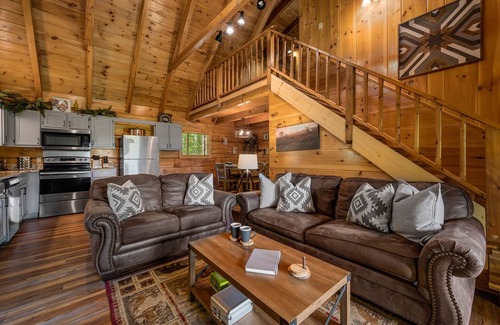 Gatlinburg - Pigeon Forge Cabin | Spectacular Mountain View! Fire Pit! Secluded Cabin with Hot Tub - Firefly Vista