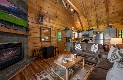 Gatlinburg - Pigeon Forge Cabin | Spectacular Mountain View! Fire Pit! Secluded Cabin with Hot Tub - Firefly Vista